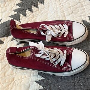 Casual Low-Top Canvas Sneakers in Burgundy